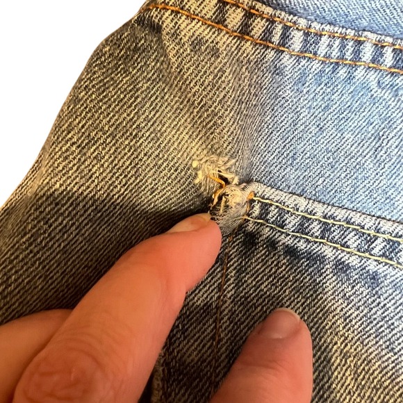 Levis Mens 550 Relaxed Fit Broken In Blue Jeans Worn Denim Light Wash Size 29x34 - Picture 4 of 16